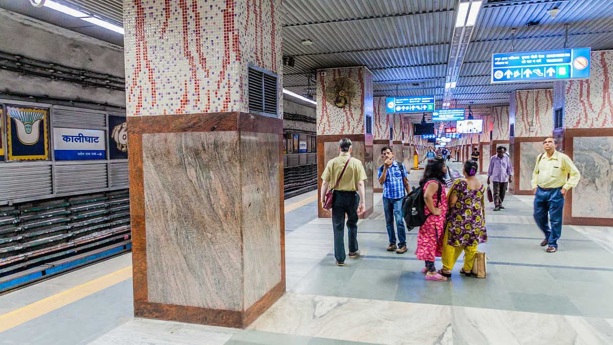 ऑफिस टाइम में मेट्रो ठप, सुरंग से पैदल बाहर निकाले गए यात्री