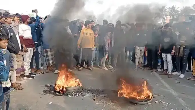 झारखंड में मुर्शिदाबाद के फेरीवाले की 'हत्या', विरोध में बेलडांगा में राष्ट्रीय राजमार्ग और रेल सेवाएं बाधित