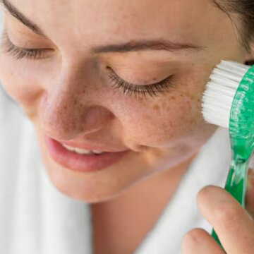 फेशियल ड्राई ब्रशिंग: क्या है? जानें चेहरे पर इंस्टेंट ग्लो पाने का सही तरीका