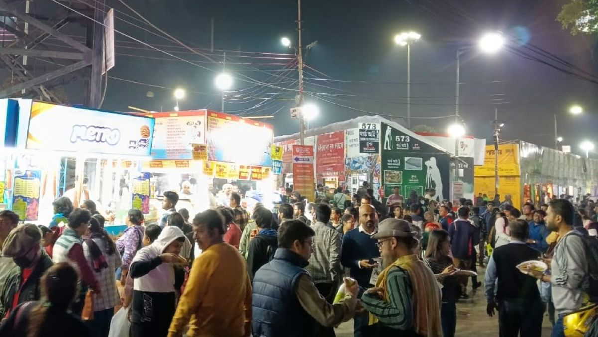 तीसरे दिन 3.5 लाख पाठकों की मौजूदगी से गुलजार रहा पुस्तक मेला, सप्ताहांत की छुट्टी ने बढ़ाई पुस्तक मेले की रौनक