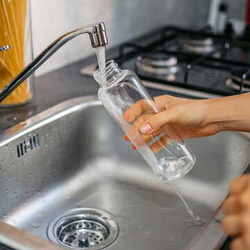 साफ दिखने वाली बोतल भी हो सकती है गंदी, जानिए सही सफाई का तरीका