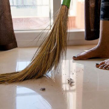 दीपावली से पहले पुराने झाड़ू को गलती से भी न फेंकें, लक्ष्मी नाराज़ होकर चली जाएंगी
