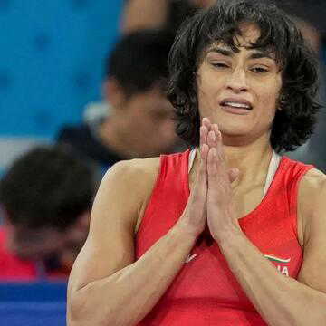 विनेश फोगाट पर नई मुसीबत, WFI ने जारी किया कारण बताओ नोटिस, खतरे में करियर