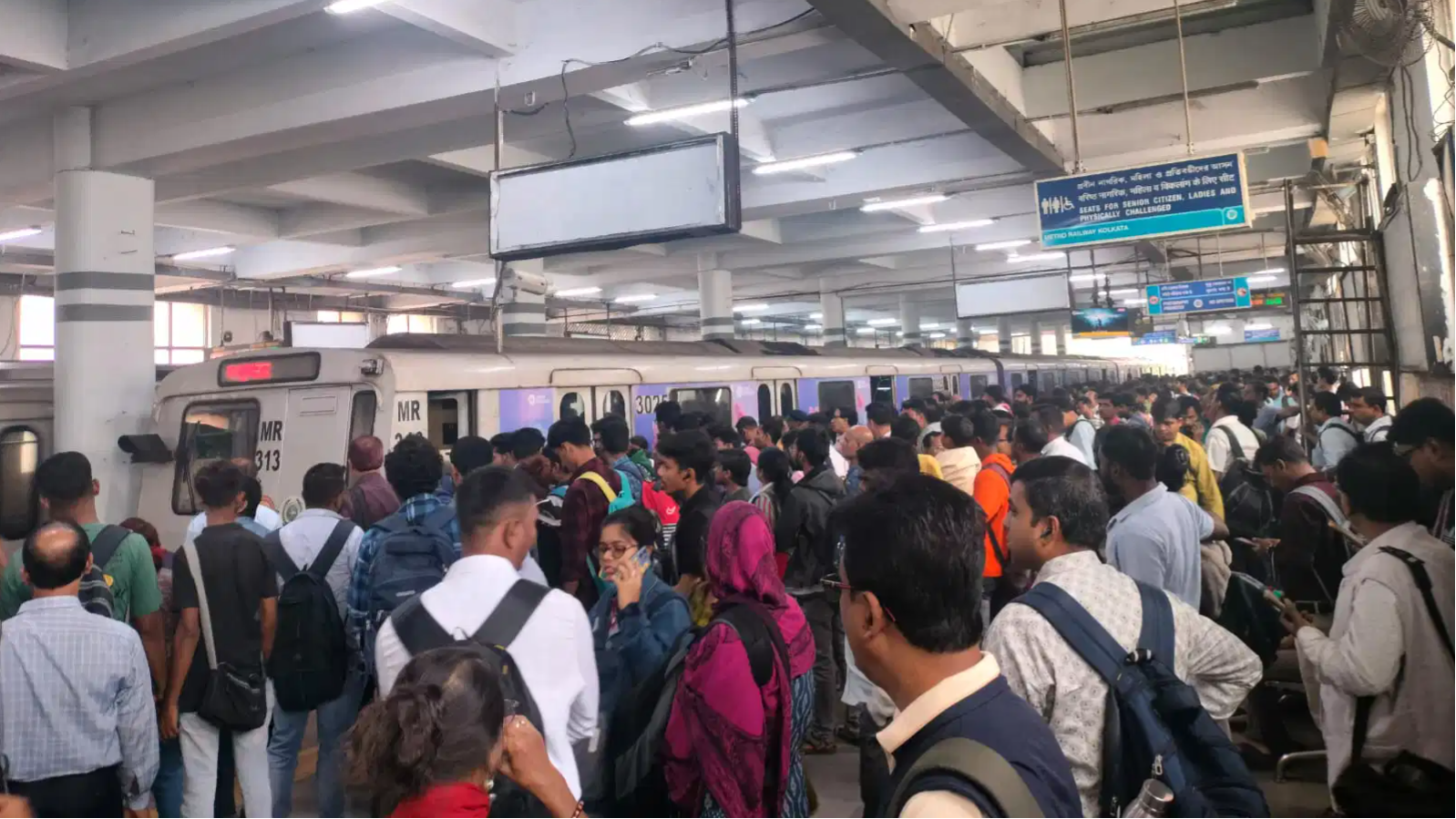 दमदम मेट्रो स्टेशन पर आत्महत्या का प्रयास