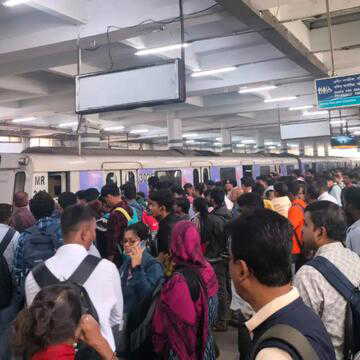ब्लू लाइन पर मेट्रो सेवाएं प्रभावित, दमदम स्टेशन पर यात्री ने की खुदकुशी की कोशिश