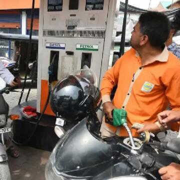 लगातार चौथी बार महंगा हुआ पेट्रोल-डीजल, दिल्ली में पेट्रोल 100 के पार तो कोलकाता में सबसे ज्यादा कीमत