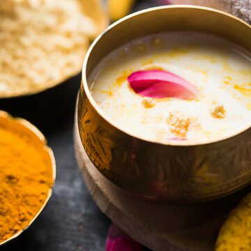 सर्दियों में क्रीम छोड़िए, रसोई का यह एक मसाला रूखी त्वचा को बनाए मुलायम