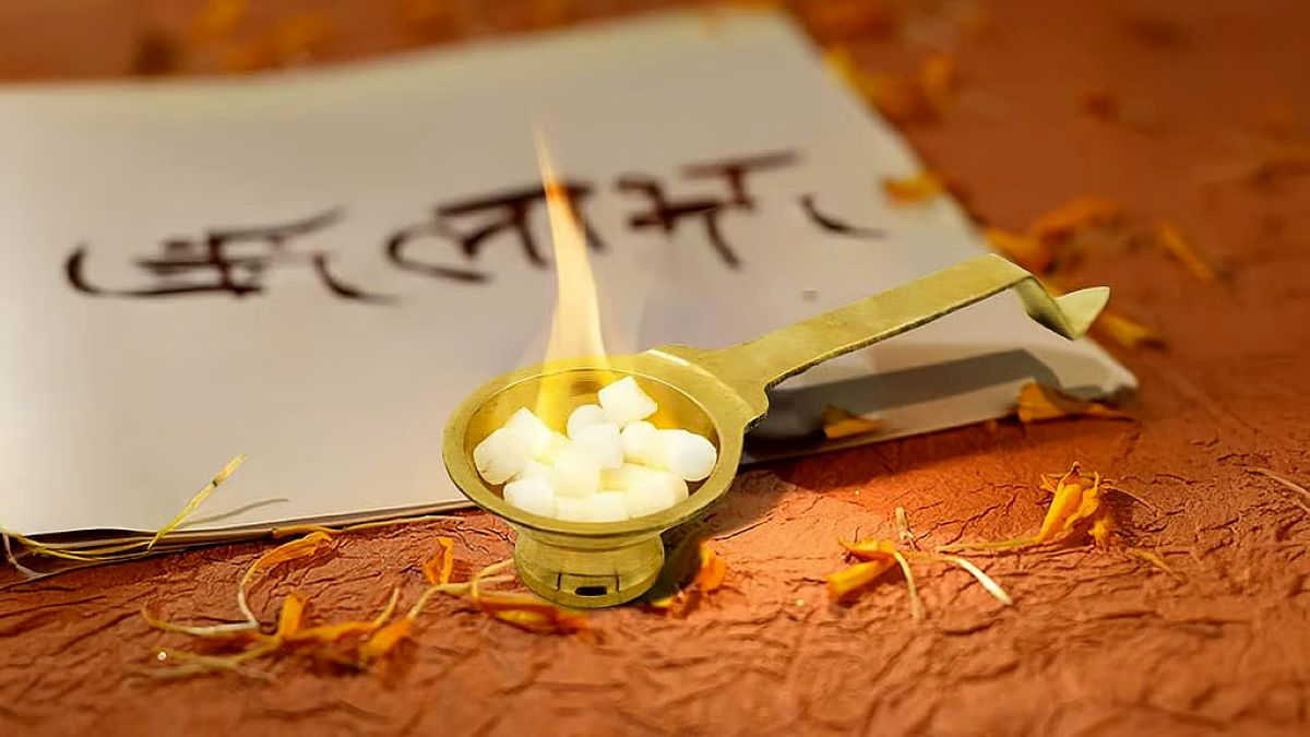 घर में कपूर जलाने के नकारात्मक ऊर्जा दूर हो जाती है, लक्ष्मी खुद आ जाती हैं