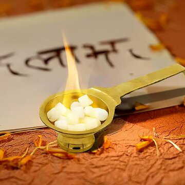 घर में कपूर जलाने के नकारात्मक ऊर्जा दूर हो जाती है, लक्ष्मी खुद आ जाती हैं