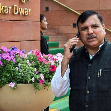 ओडिशा मामले में AAP नेता संजय सिंह ने आदिवासी को दी मदद, सरकार को कोसा