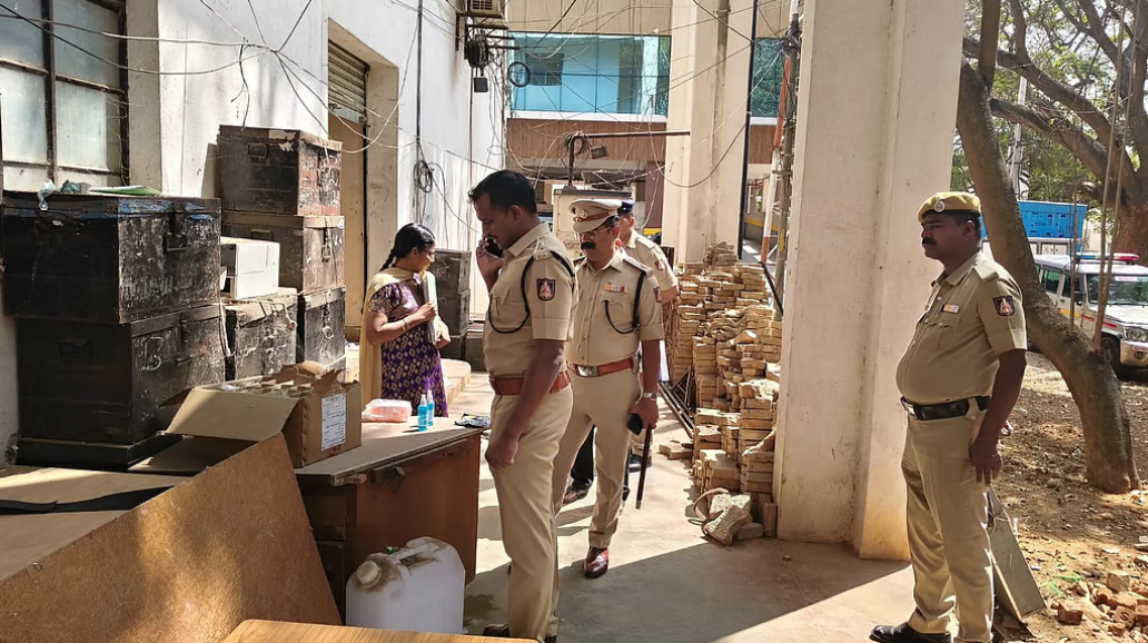 ज्योतिषी की सलाह मानकर सोती हुई मां की हत्या का आरोप, बेटी गिरफ्तार