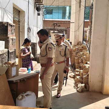 ज्योतिषी की सलाह मानकर सोती हुई मां की हत्या का आरोप, बेटी गिरफ्तार