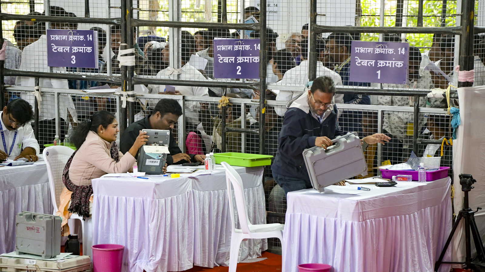 महाराष्ट्र नगर निकाय चुनाव: रुझानों में भगवा लहर, बीएमसी में महायुति की बड़ी जीत की संभावना