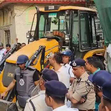 तिलजला में अवैध फैक्ट्री पर प्रशासन का बुलडोजर, अग्निकांड के बाद तेज हुई कार्रवाई