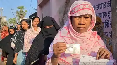 ईवीएम विवाद के बाद बंगाल में मतदान फिर शुरू, 15 बूथों पर री-पोलिंग जारी