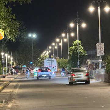 रास्ता रोककर खड़ी कार हटाने के लिए हॉर्न बजाने पर बदमाशों ने किया पीछा, कार पर फायरिंग में महिला गंभीर घायल