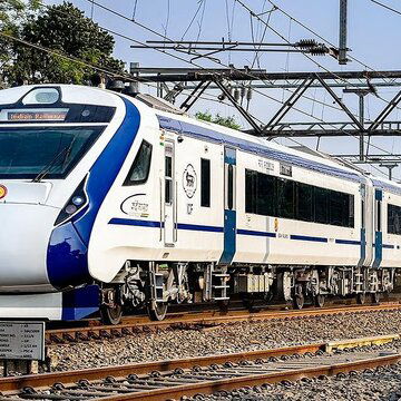 दुर्गा पूजा से लौटते समय दर्दनाक हादसा, वंदे भारत से टक्कर, 4 लोगों की मौत