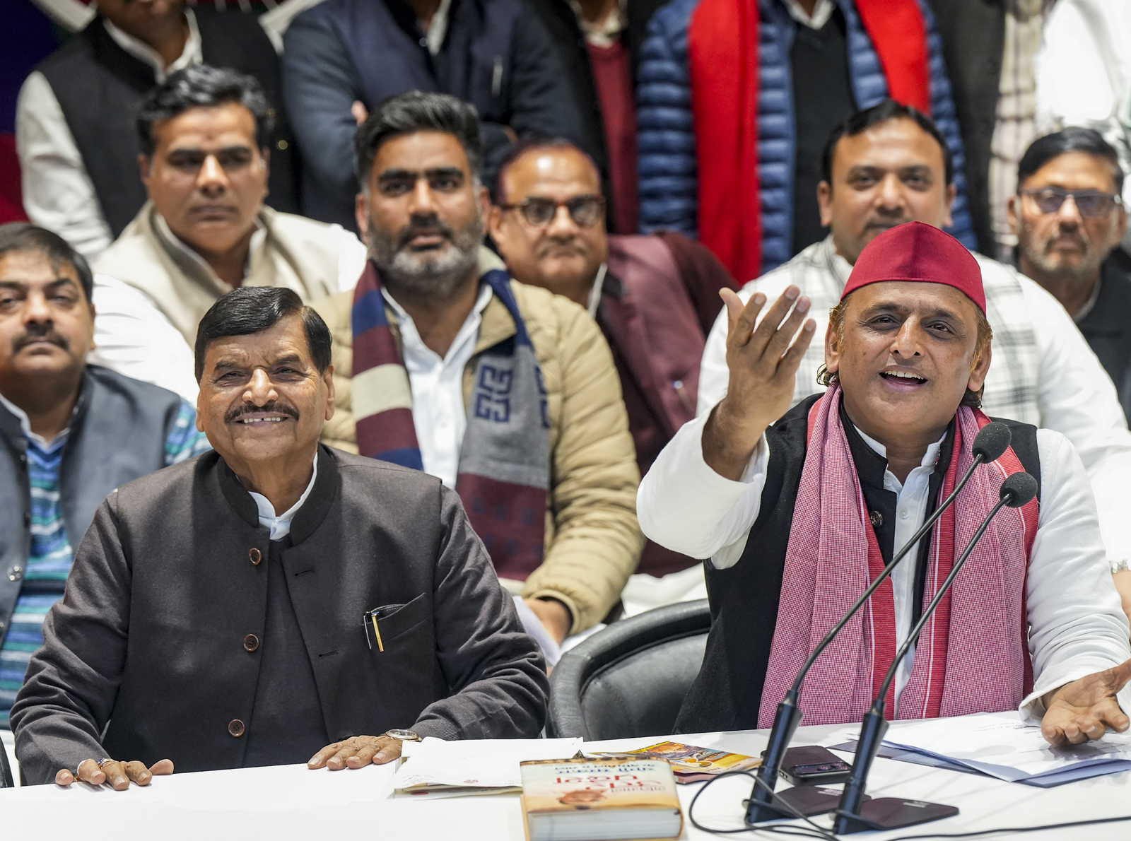 उत्तर प्रदेश में खांसी की दवा घोटाले का रैकेट: अखिलेश यादव ने BJP सरकार पर संरक्षण का आरोप लगाया