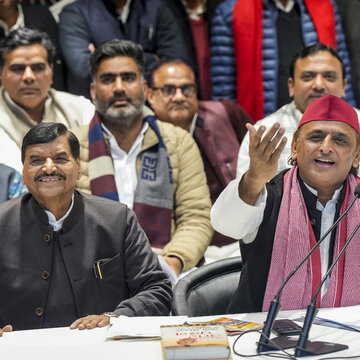 उत्तर प्रदेश में खांसी की दवा घोटाले का रैकेट: अखिलेश यादव ने BJP सरकार पर संरक्षण का आरोप लगाया