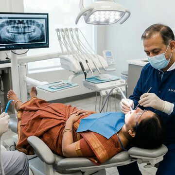 दांत निकालते समय महिला की मौत, फरार डॉक्टर की तलाश में पुलिस