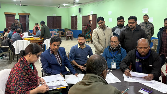 'संदिग्ध' मतदाताओं की संख्या घटकर 94.49 लाख हुई, किन्हें नोटिस भेजने की हो रही तैयारी?