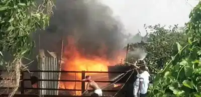 संतोषपुर बस्ती में लगी भीषण आग, बजबज-सियालदह शाखा पर ट्रेन सेवाएं बाधित