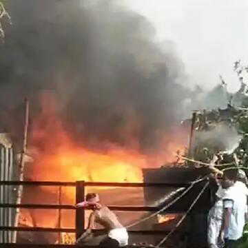 संतोषपुर बस्ती में लगी भीषण आग, बजबज-सियालदह शाखा पर ट्रेन सेवाएं बाधित