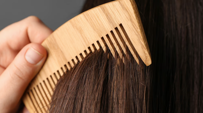 बालों की सुरक्षा के लिए प्लास्टिक कंघी से दूर रहें, चुनें नीम के लकड़ी की कंघी