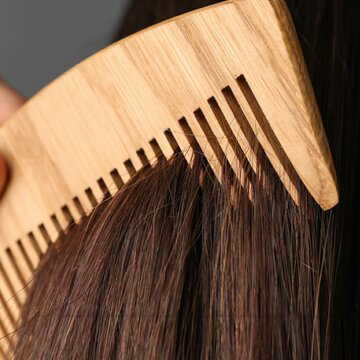 बालों की सुरक्षा के लिए प्लास्टिक कंघी से दूर रहें, चुनें नीम के लकड़ी की कंघी