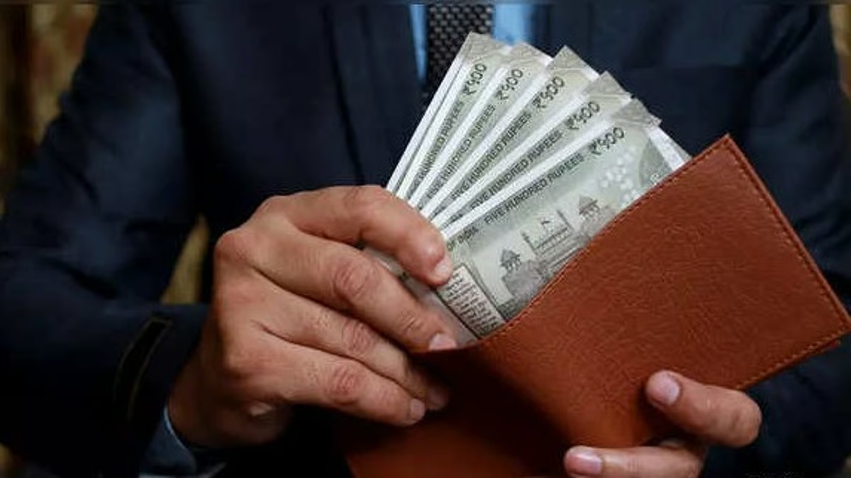 क्या अब डॉलर के मुकाबले रुपये का भाव सौ रुपया हो जायेगा?