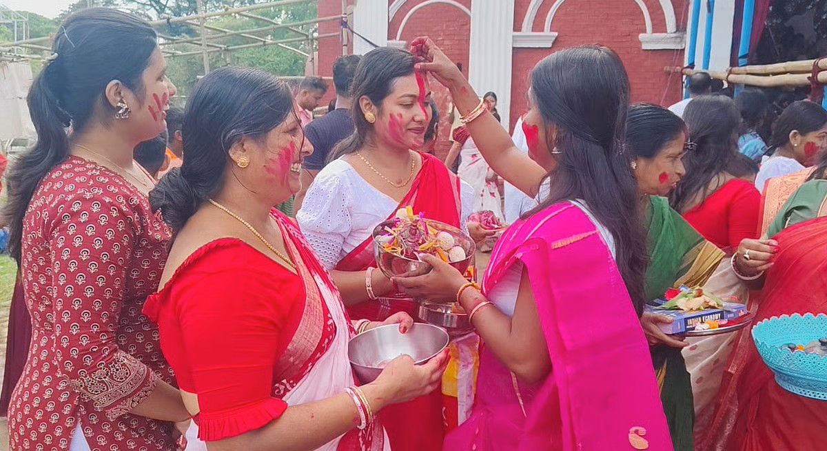 नम आंखों से देवी दुर्गा का विर्सजन, सिंदूर खेला