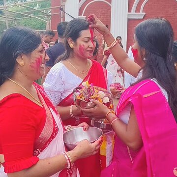 नम आंखों से देवी दुर्गा का विर्सजन, सिंदूर खेला