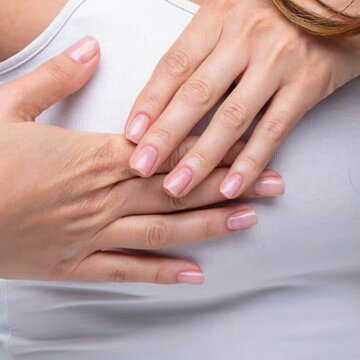 पीरियड से पहले स्तनों में दर्द! कितना सामान्य है?