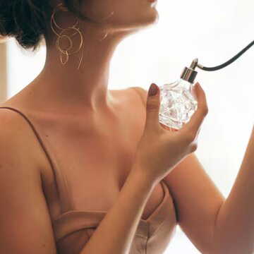 परफ्यूम लगाने के कुछ मिनट में ही उड़ जाती है खुशबू? कैसे लंबे समय तक रोक कर रखें इसे?