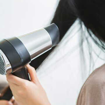 क्या आप रोज हेयर ड्रायर से बाल सुखाते हैं? इन 4 जानिए गलतीयों से बचें