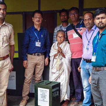 लोकतंत्र की नई तस्वीर: हर मतदाता तक पहुंचने की पहल, घर से वोटिंग की सुविधा
