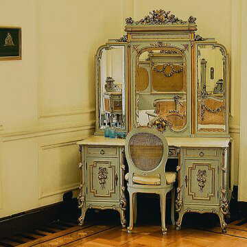 सजने-संवरने करने के लिए ड्रेसिंग टेबल चाहिए, लेकिन कमरे में इसे कहाँ रखें ?