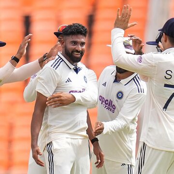 अहमदाबाद में पहले टेस्ट की शुरुआत से ही टीम इंडिया दिखा रही है ताकत