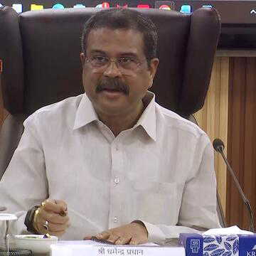 NEET UG Re-Exam 2026:  केंद्र सरकार अलर्ट, धर्मेंद्र प्रधान ने की समीक्षा बैठक