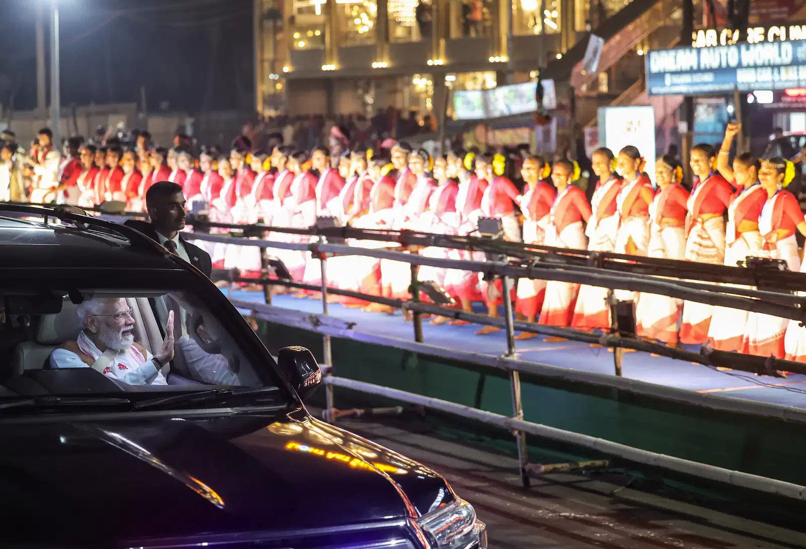 चुनावी जोश के बीच गुवाहाटी में पीएम मोदी का रोड शो, भाजपा का दबदबा कायम