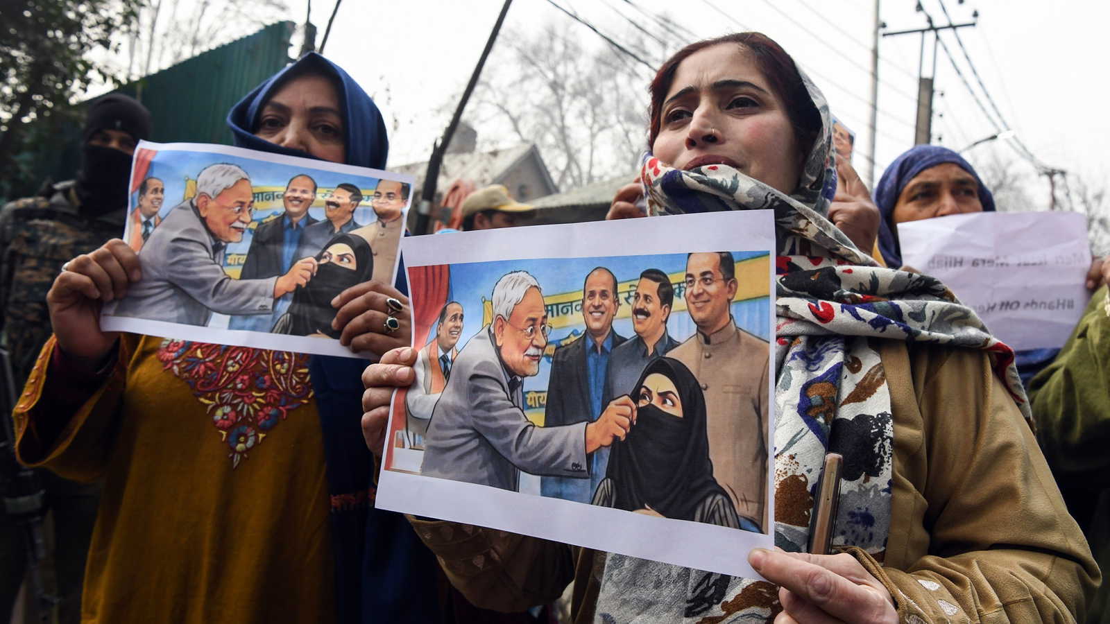 हिजाब विवाद: विपक्ष नीतीश पर कानूनी कार्रवाई व सार्वजनिक माफी की मांग पर अड़ा