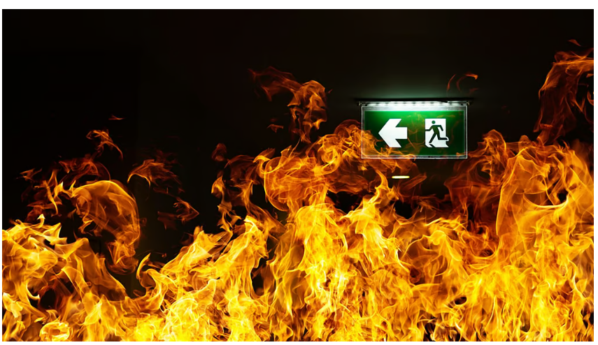 मुंबई के कोलाबा कूफे परेड चॉल में भीषण आग, 15 वर्षीय किशोर की मौत, 3 झुलसे