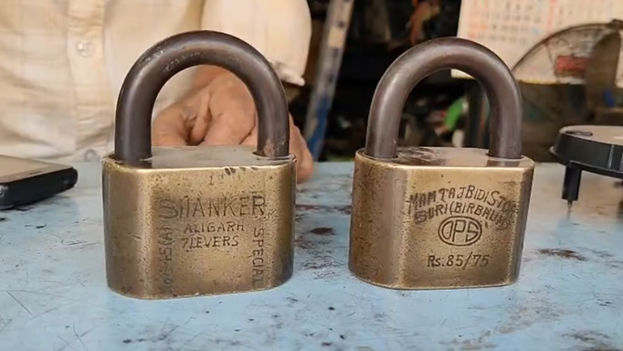 चोर ले उड़ा ताला, मालिक ने ढूंढने वाले के लिए कर दी इनाम की घोषणा - क्यों इतना खास है यह ताला?