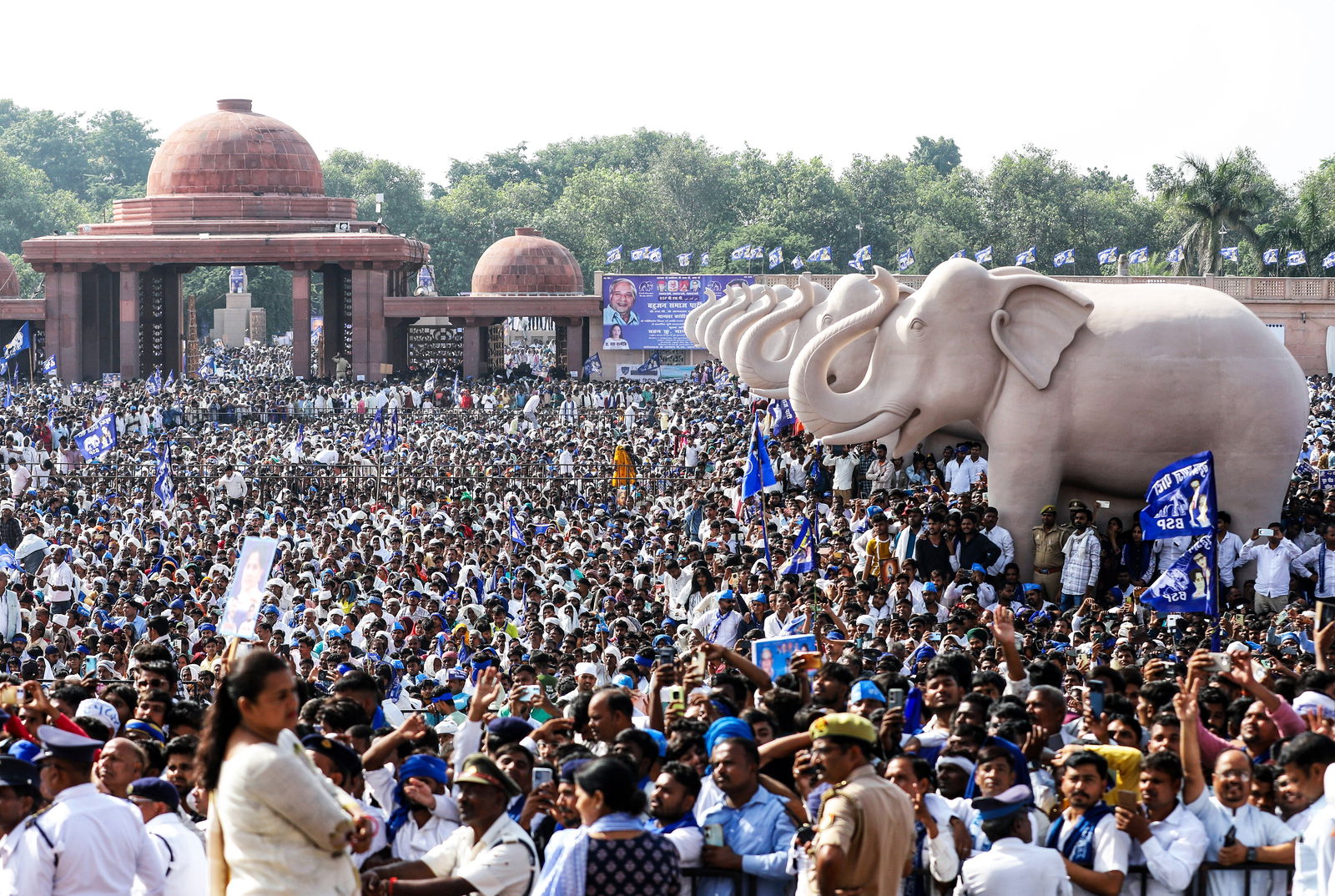 कांशीराम की पुण्यतिथिः अखिलेश ने कांशीराम से करीबी जतायी तो मायावती उन पर बरसीं, भाजपा की प्रशंसा की