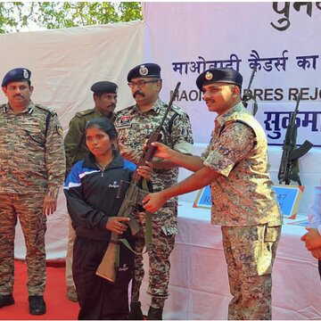 सुकमा में बड़ी सफलता: 10 माओवादियों ने हथियारों सहित किया आत्मसमर्पण