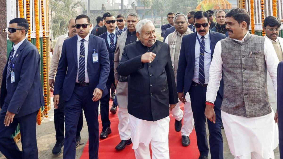 मोतीहारी में विशाल शिवलिंग स्थापना स्थल का निरीक्षण करने पहुंचे सीएम नीतीश कुमार