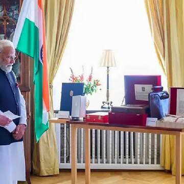 स्वीडन दौरे में प्रधानमंत्री नरेंद्र मोदी को मिला कविगुरु की हस्तलिखित कविताओं का अनोखा उपहार