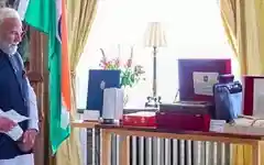 स्वीडन दौरे में प्रधानमंत्री नरेंद्र मोदी को मिला कविगुरु की हस्तलिखित कविताओं का अनोखा उपहार