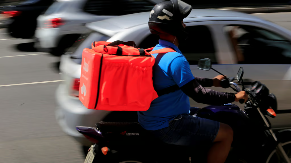 ज़िंदगी और मौत को पीछे छोड़ दौड़ते हैं अशरफ़ जैसे डिलीवरी कर्मी