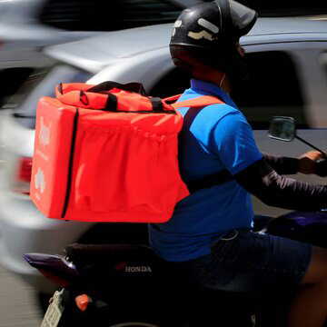 ज़िंदगी और मौत को पीछे छोड़ दौड़ते हैं अशरफ़ जैसे डिलीवरी कर्मी